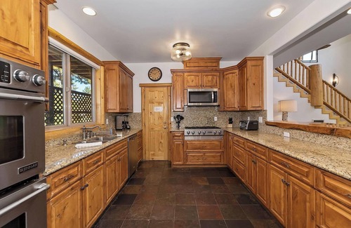 Castle Glen Estates Cabin | Mountain Chic by Destination Big Bear : Gorgeous Log Home Located in Castle Glen Estates! Game Room! Lake Views!