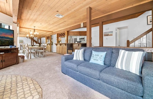 Big Bear Lake House | Mountain Condo has King Suite, Soaking Tub, Arcade, Pool and Hot Tub Access!