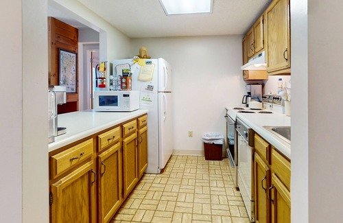 West Dover Condo | Mountain condo w/views, hot tub, pool, sauna, gym, shuttle, w/d, wifi