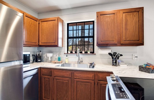 Sylva House | Mountain Creek Escape - 2 Living Rooms, Decks, Fire Pit!