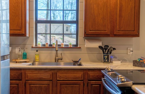 Sylva House | Mountain Creek Escape - 2 Living Rooms, Decks, Fire Pit!