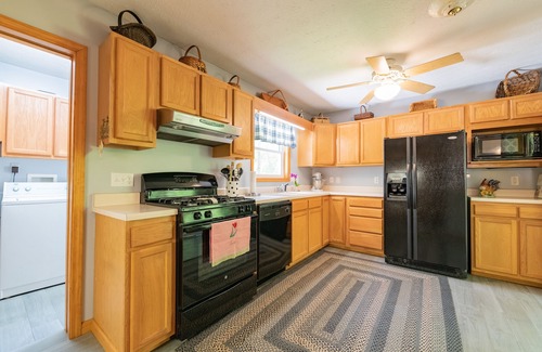 Waynesville House | Mountain Creek Luxury Home W/Hot Tub, WiFi, & HBO