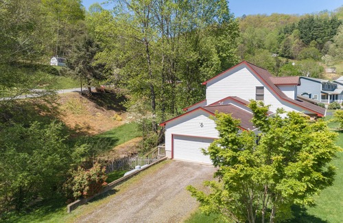 Waynesville House | Mountain Creek Luxury Home W/Hot Tub, WiFi, & HBO