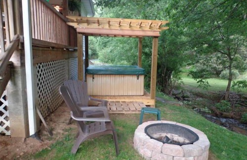 Waynesville House | Mountain Creek Luxury Home W/Hot Tub, WiFi, & HBO