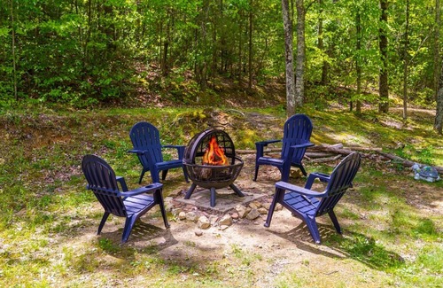 Sevierville Cabin | Mountain Dreams 1430 - Fire pit & hot tub!