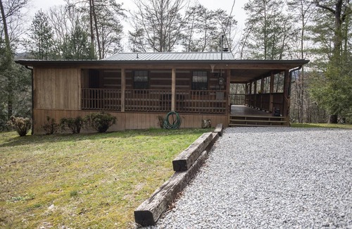 Townsend Cabin | Mountain Dreams ~ Your very own private and rustic mountain retreat!