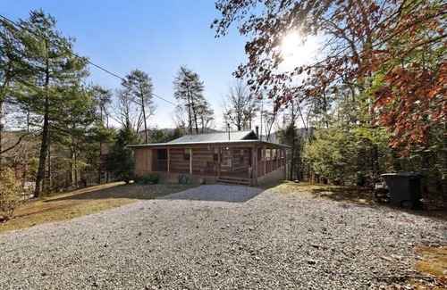 Townsend Cabin | Mountain Dreams ~ Your very own private and rustic mountain retreat!