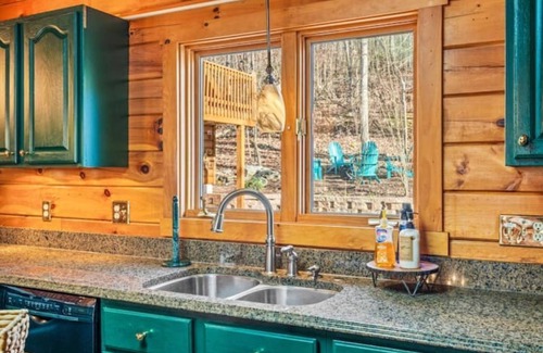 Massanutten Cabin | Mountain Escape/6BR Cabin/Hot Tub/Billiards/Hike trail to GW Natl Forest
