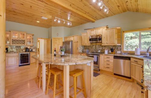 Meadow View Heights House | Mountain Escape Scattered Pines Cabin with Deck!