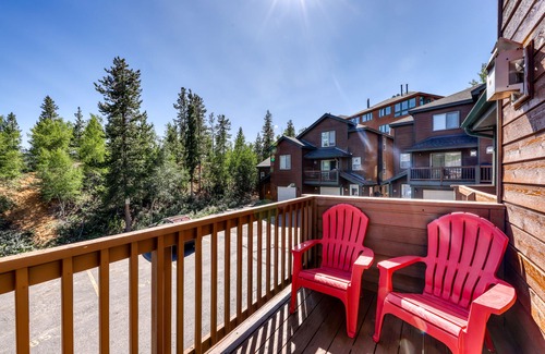 Wildernest Condo | Mountain family townhome w/fireplace, private balcony & beautiful views