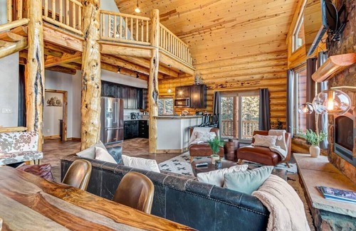 Valley of the Sun Cabin | Mountain Gem Lodge🏔 3 Acres 🌲 Hot Tub 💰$0 Cleaning Fee 🐾 Pet Friendly 🚙 Game Room
