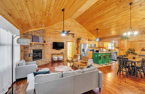 Eagle Mountain Cabin | Mountain Getaway for 12- Game Room, Pools, Fireplace, Hot Tub, Firepit, King Bed