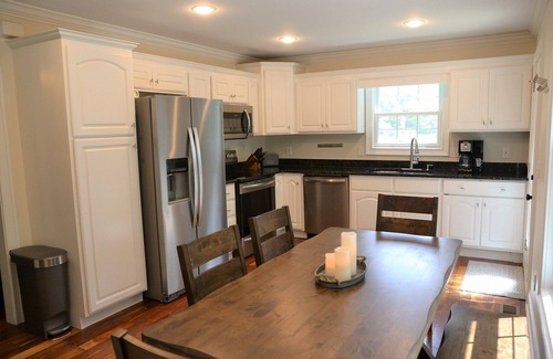 Boone Cottage | Mountain Getaway minutes to App State & Skiing