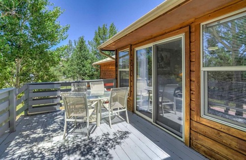 Woodland Park Cabin | Mountain Getaway★ PIKES PAEK★Charis ★ Close to City Center★ Window AC★Fire Place