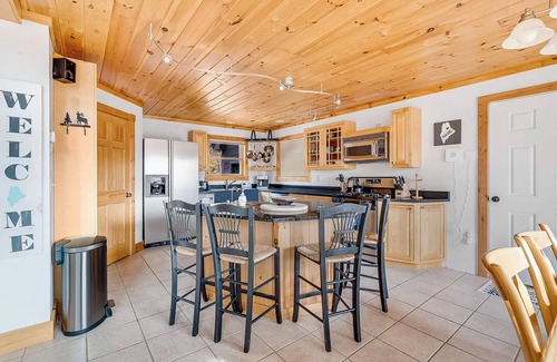 Carrabassett Valley Ski Chalet | Mountain Haven: A cozy 5-bedroom chalet only 6 miles from Sugarloaf access road!