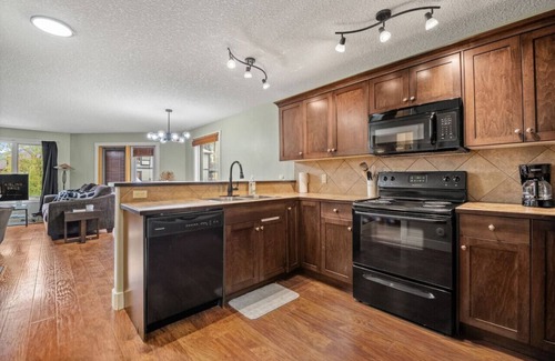 East Kootenay Apartment | Mountain Hearth | Central | Fireplace | AC