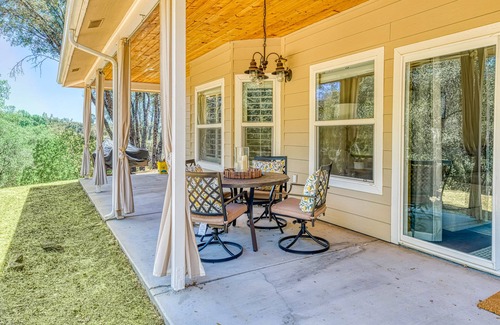 Mariposa House | Mountain home near Yosemite with sweeping views, high-speed Starlink internet