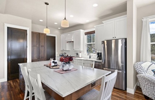 Estes Park House | Mountain Home- Spectacular Views of Long's Peak- 10 minutes to town-3 full bath