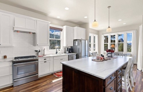 Estes Park House | Mountain Home- Spectacular Views of Long's Peak- 10 minutes to town-3 full bath