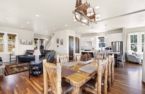 Estes Park House | Mountain Home- Spectacular Views of Long's Peak- 10 minutes to town-3 full bath