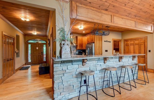 Sugar Mountain Cabin | Mountain Home with Mountain Views