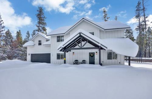 Oregon Water Wonderland House | Mountain Home with Private Hot Tub and River Access!