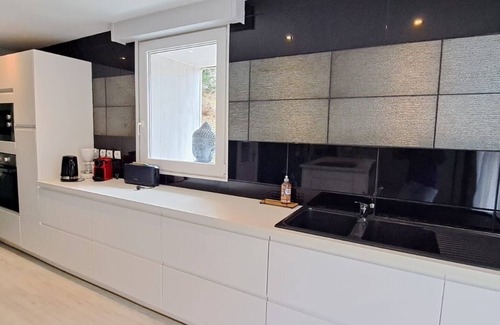 Aucun House | Mountain house in 24,000m² park. Pets allowed.