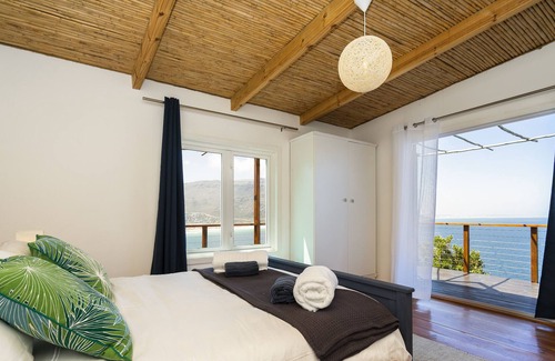 Fish Hoek House | Mountain King cottage- watch the oceans from top of the world