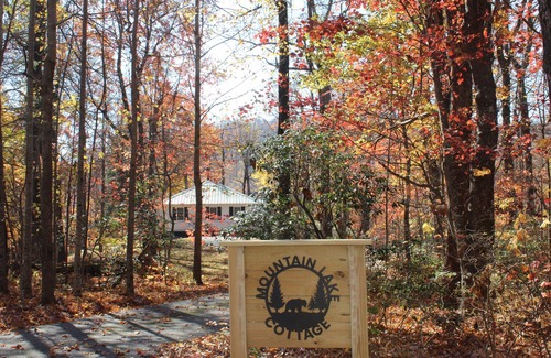 Lynn Cottage | Mountain Lake Cottage- Cozy cottage with lake view