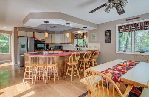 Eidelweiss Village House | Mountain Lake Getaway
