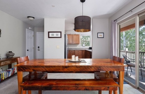 Sage Hen Condo | Mountain Laurel Condo: Porch Views, AC, Close to Music on Main