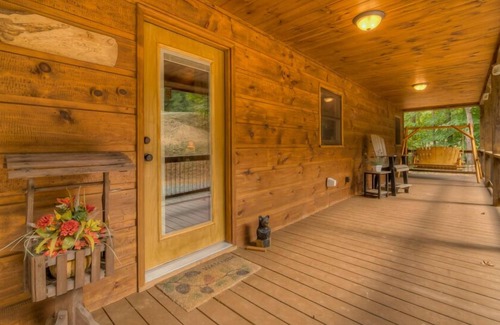 Mineral Bluff Cabin | Mountain Laurel Hideaway- Pet Friendly | Screened Porch | Outdoor Fireplace