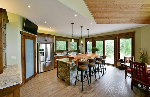 East Kootenay House | Mountain living at its finest in our spacious 4-bedroom home with Wheelchair Access