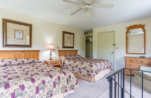 Beech Mountain Hotel | Mountain Lodge Near Fred’s | Fall Leaf-Peeping in Beech NC
