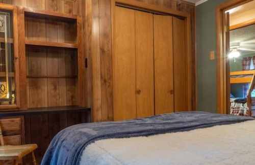 Jim Thorpe House | Mountain Lodge Near Skiing and Snow Tubing