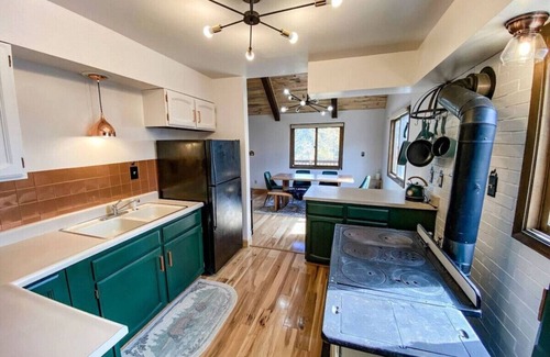 Alma Apartment | Mountain Lodge Retreat
