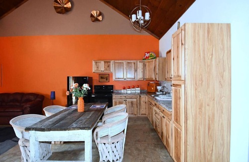 Berkeley Springs Apartment | Mountain Meltdown - Pet Friendly | Wifi | Fire Pit | Fountain | Porch