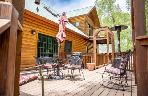 Lake City House | Mountain Memories - Riverfront Log Cabin, Immaculate, Beautifully Furnished, Blocks From Town!