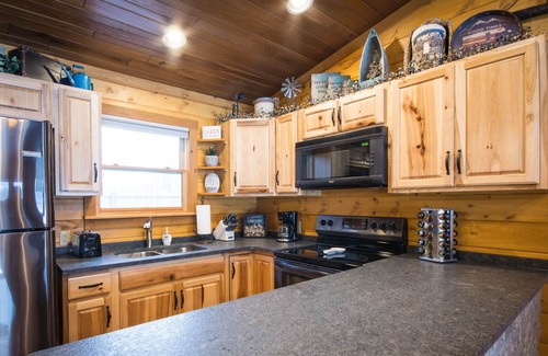 Harman House | ✧ Mountain Mist- KING bed, game room, A/C - NO CLEANING FEE!