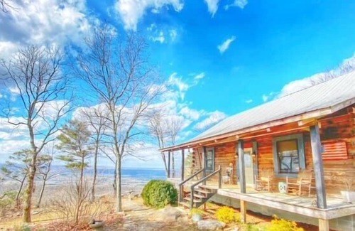 Mentone House | Mountain Mist Retreat - Sleep Up to 75 Guests