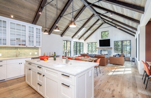 Mountain Village House | MOUNTAIN MODERN RUSTIC- Contemporary Elegance & Easy Walk-to-Ski Access