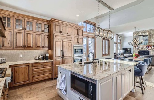 Three Peaks House | Mountain Oasis Family 7 bedroom home with Hot tub!