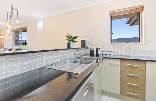 Westcourt Apartment | Mountain Panorama-9 Pools Gym BBQ
