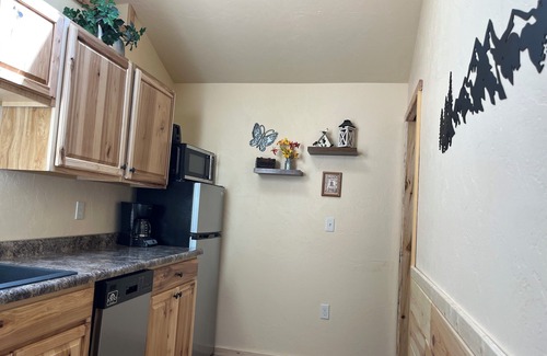 Hill City Cabin | Mountain Peaks Inn, SILVER PEAK SUITE, Downtown Hill City