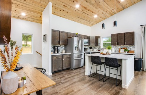 Florissant Cabin | Mountain & Pond Views, Hot Tub, Loft+3BR, Stargazing, Kid + Dog Friendly
