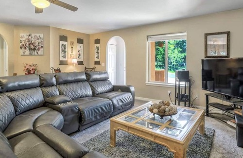Woodland Park House | Mountain Resort Pikes Peak Views Minutes to Charis &AWM I Window AC I Fireplace