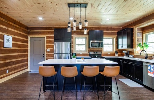 Wears Valley Cabin | Mountain Retreat - 4 Bedrooms!
