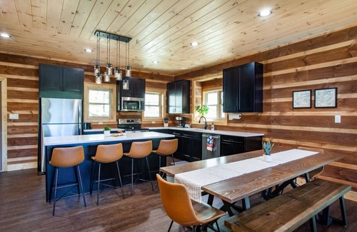 Wears Valley Cabin | Mountain Retreat - 4 Bedrooms!