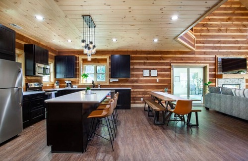 Wears Valley Cabin | Mountain Retreat - 4 Bedrooms!