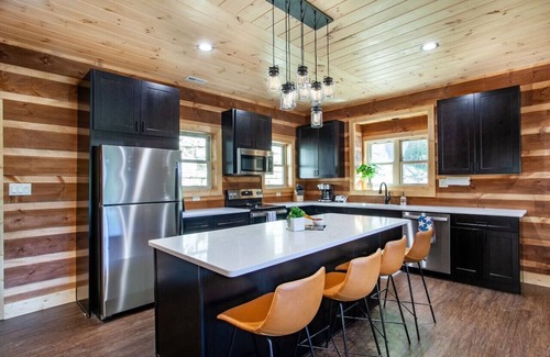 Wears Valley Cabin | Mountain Retreat - 4 Bedrooms!
